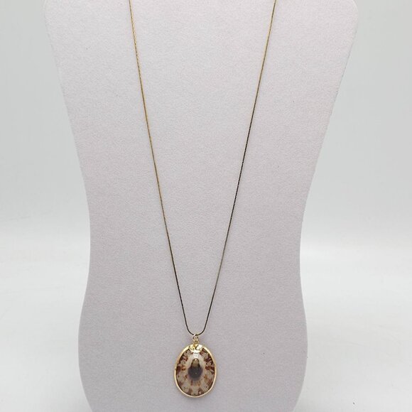 Natural Limpet Shell Pendant Necklace With Gold Finish Vintage - Picture 2 of 5